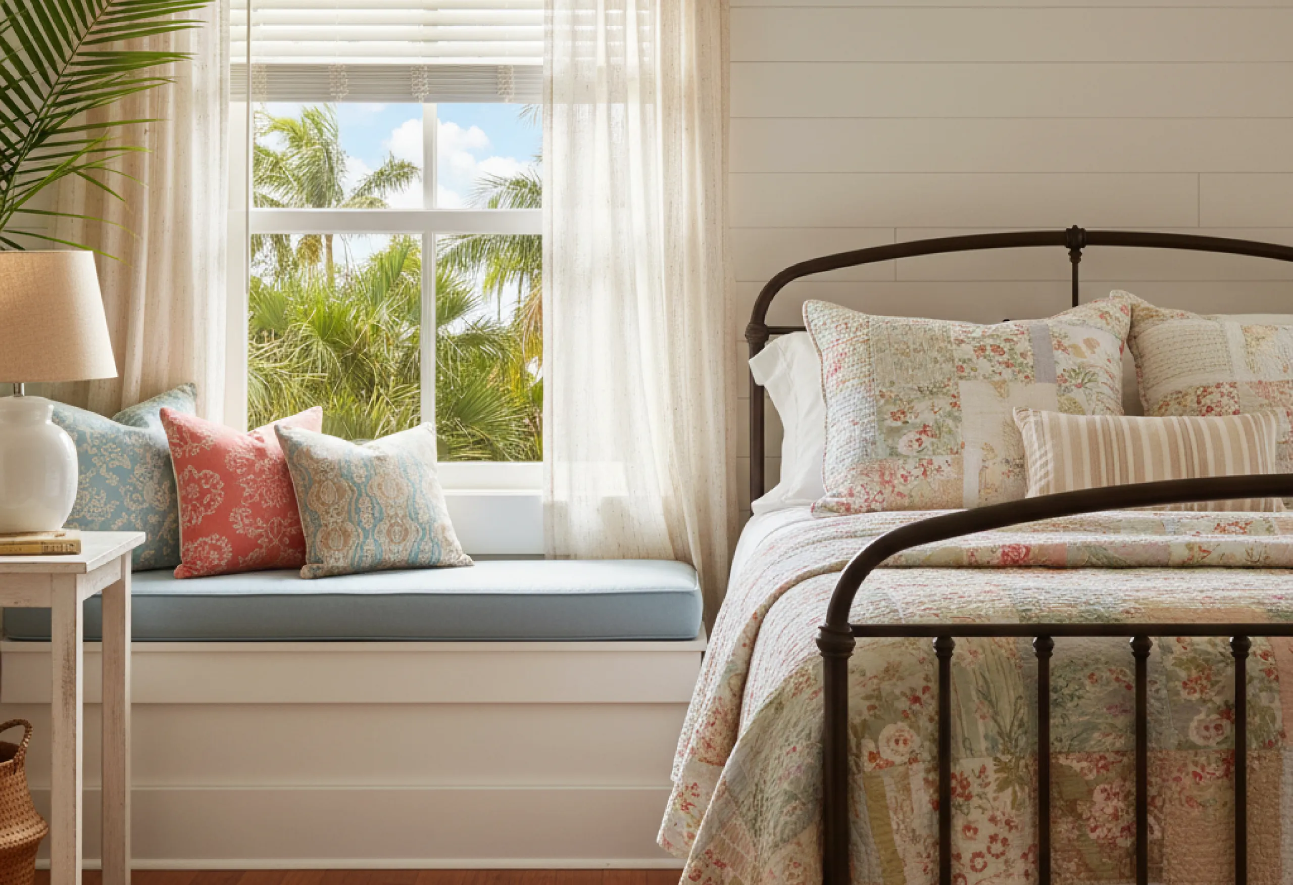 blinds-cottage-bedroom-mini-quilt-bedding-palms@4x