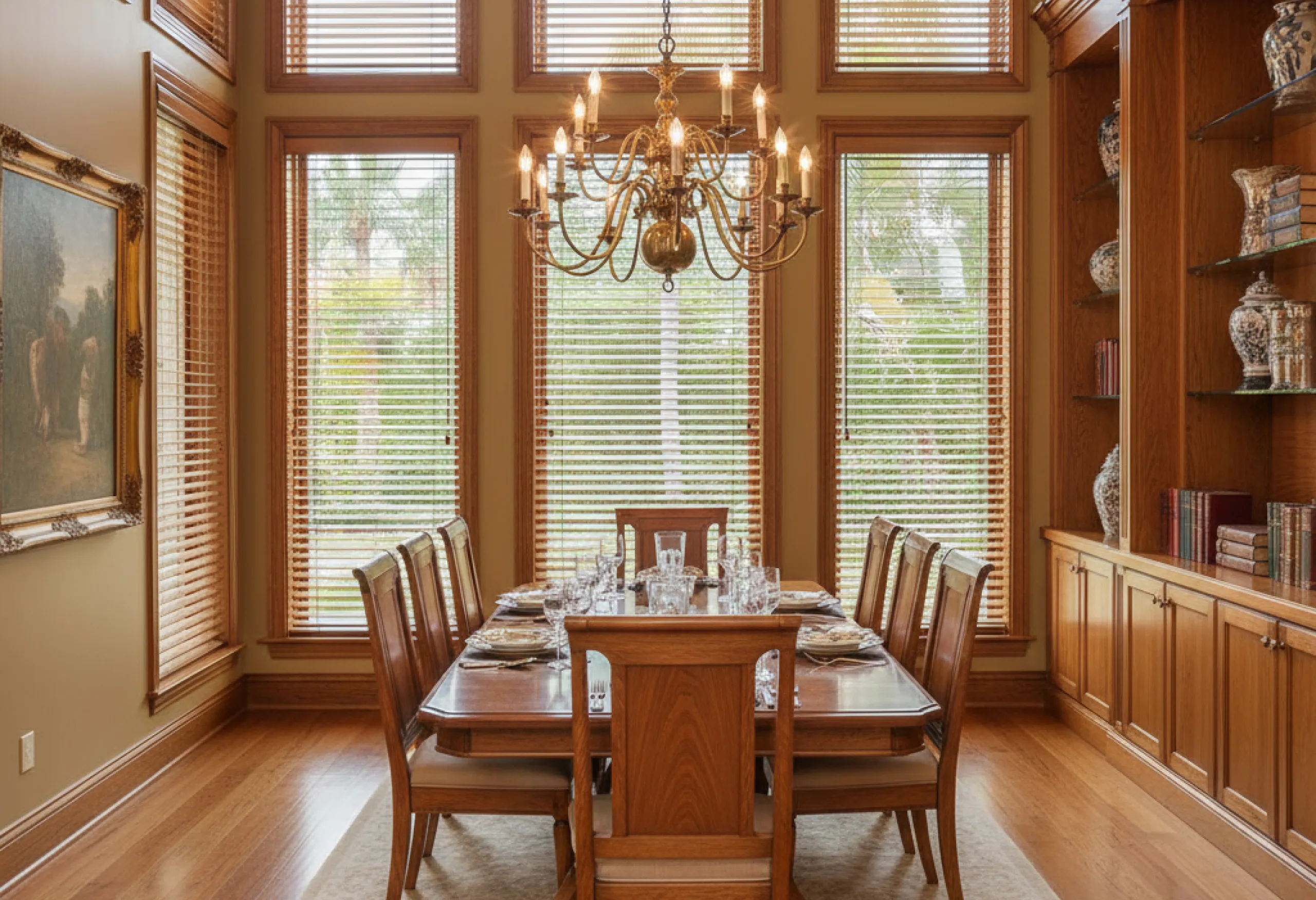 blinds-wood-traditional-dining-room-chandelier@4x