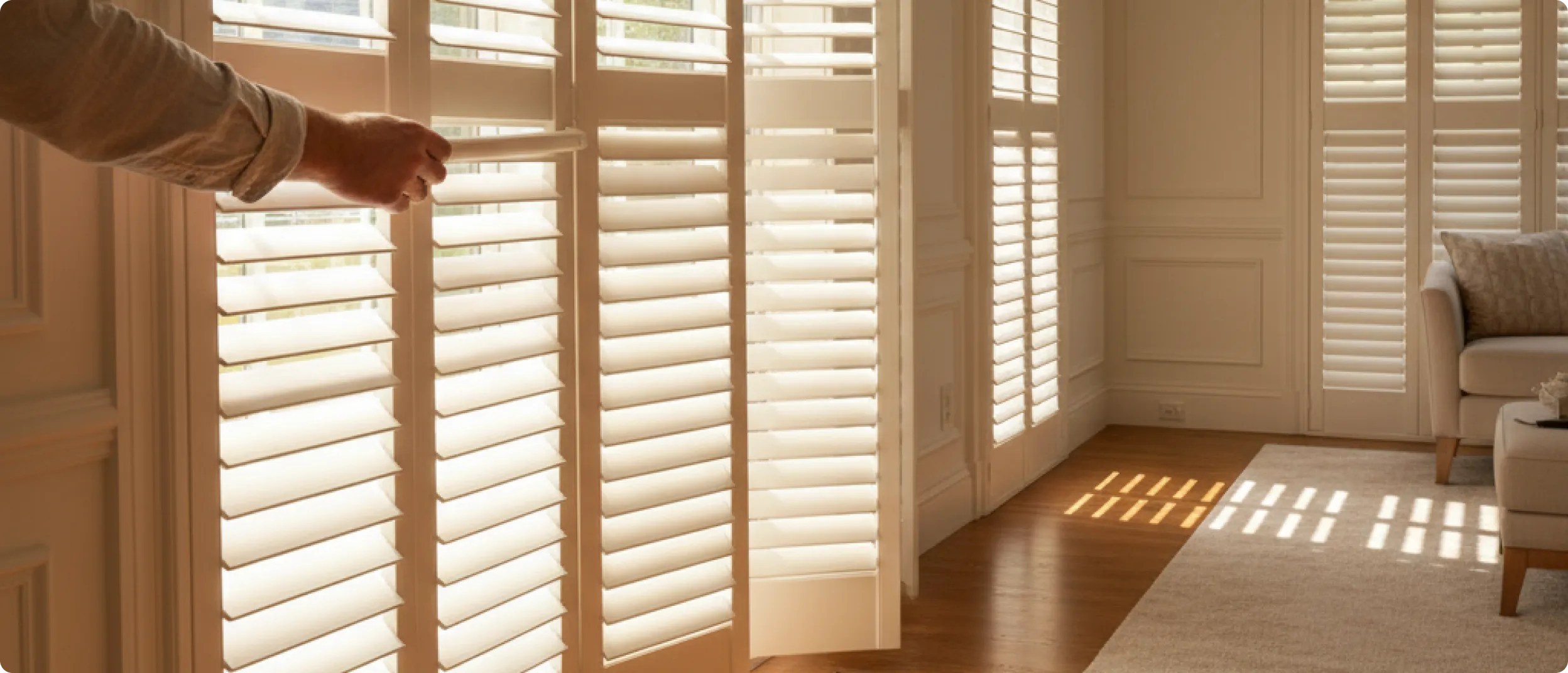 bright-kitchen-wood-blinds-pendant-lights@4x