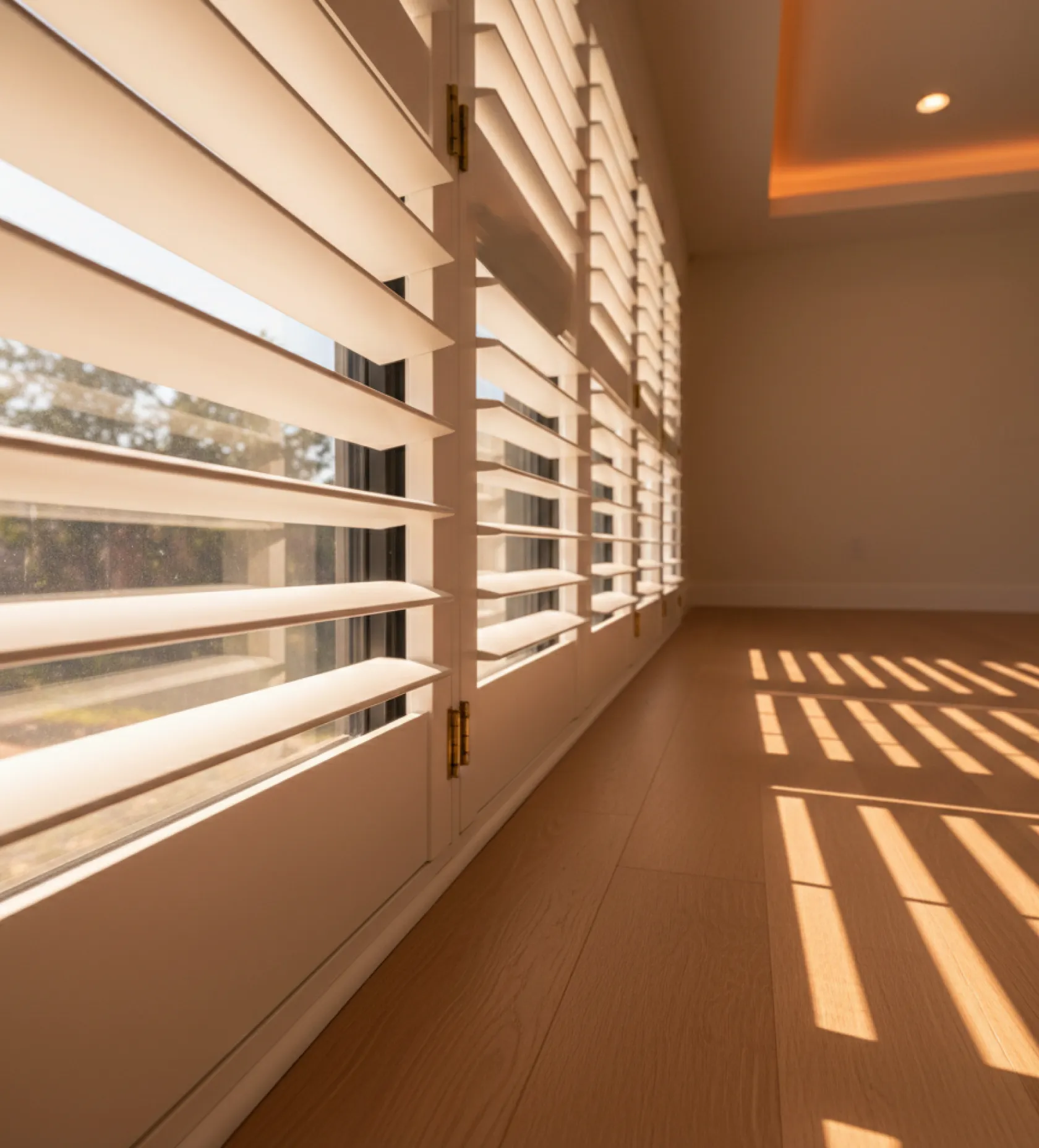 plantation-shutters-elegant-dining-room-crystal-chandelier@4x